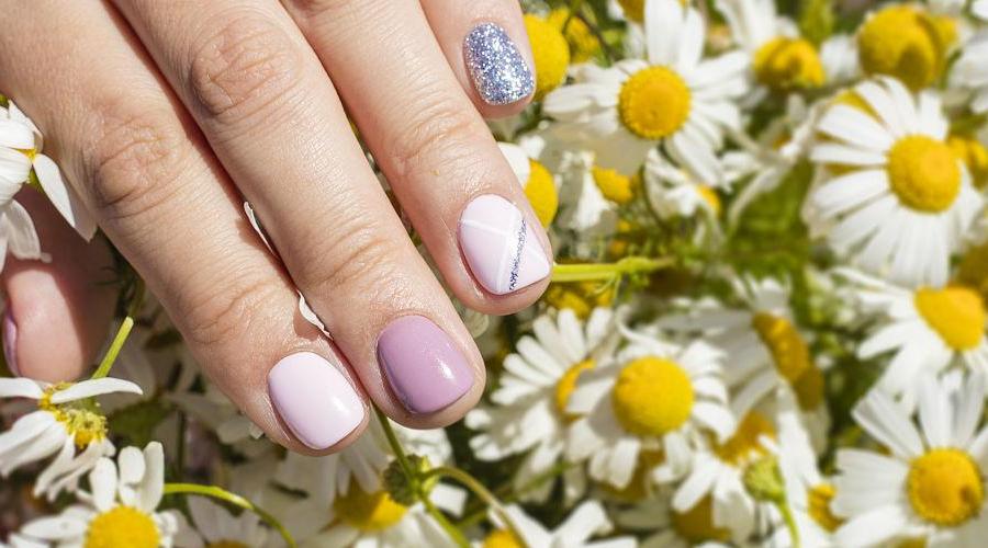 Acrylics vs Dip Powder: What's the Difference?